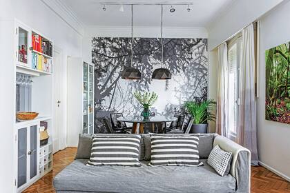 Sillón (Mesopotamia BA). Funda confeccionada por la dueña de casa. Almohadones rayados (Bag It). Manta (Luna Deco). Mural ‘Bosque’ (Tinta Chini). Maceta (Enraizar) Fotografía ‘Aldea Yeyi’ (Martín Sigal).