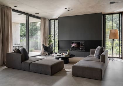 Sillón modular de pana lavable (Helmut). Almohadones (Linos del Pacífico). Alfombra Nudo marfil (Rugit). Sillón BKF (Raglan). Cortinas de lino color piedra (Entre muros). Cortinas americanas (Hunter Douglas).