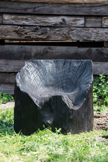 Sillón "Rino", realizado a partir de un tronco, uno de los emblemas de la marca.