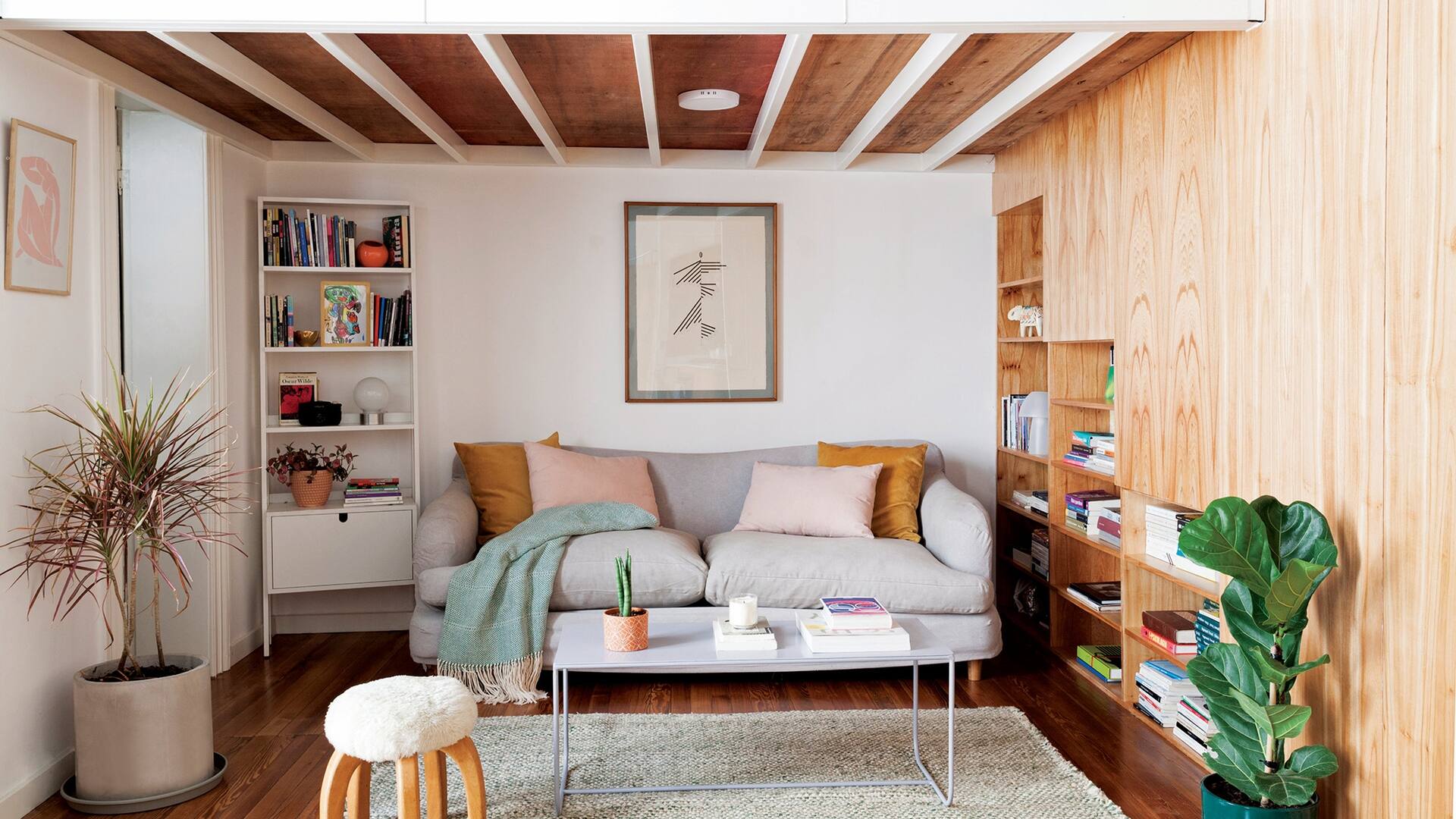 Sillón (Sixties Furniture), alfombra artesanal y manta de puro algodón (ambas tejidas en telar, de Elementos Argentinos) y mesa baja liviana (Bronx).