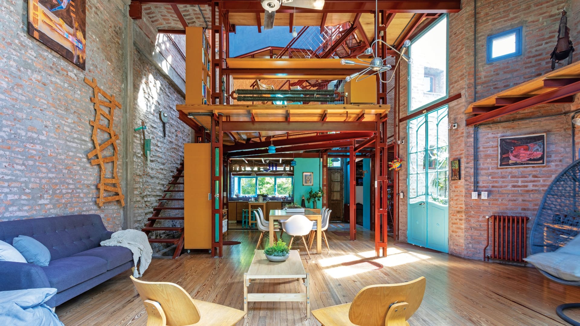 Sillón tapizado en panamá (Tapicería Carlos Méndez), manta (Mapuche Hecho a Mano), mesa de paraíso (Mario Naschimbene) con suculentas (Rama Diseño Verde), sillas ‘Eames’ (Newton BA). Escultura en madera, obra de Silvia Soqueff.