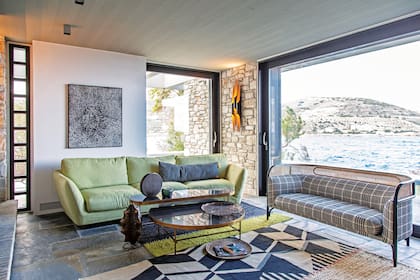 Alfombra ‘Pistachio’ (Gan Rugs). Sillón ‘Targa’ (Gebrüder Thonet) con esterilla y tapizado en pied-de-poule, sofá ‘Viktoria’ verde (Sits) y mesita en madera, metal y mármol (Frigerio Salotti).