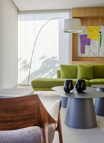 Sillón verde lima (BarrionuevoSierchuk). Acrílico sobre tela ‘Géminis’ de Remo Bianchedi (Galería Jacques Martínez). Mesas bajas (Matriz Design). Lámpara de pie ‘Twiggy’ (Foscarini).
