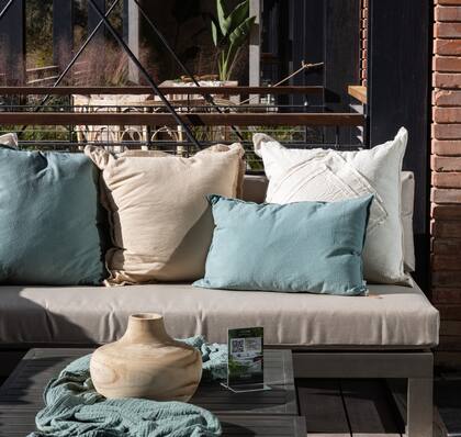 Sillón y mesa baja Andes en tono Peltre