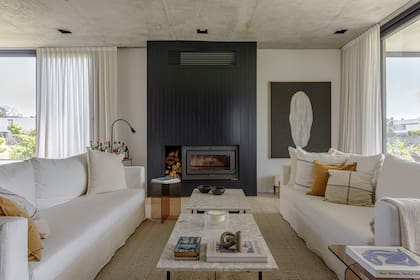 Sillones blancos (Dharma Deco). Alfombra (Elementos Argentinos).