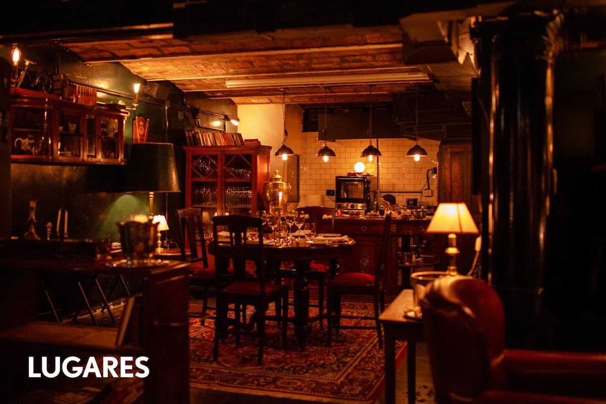 Sillones de cuero, luz tenue, libros y antigüedades en los estantes crean una atmósfera íntima, como en los clubes ingleses