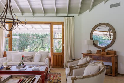 Sillones de estilo francés lavados y retapizados en casa de la interiorista Pupa Ricci. Lo único que comunican es calidez y confort
