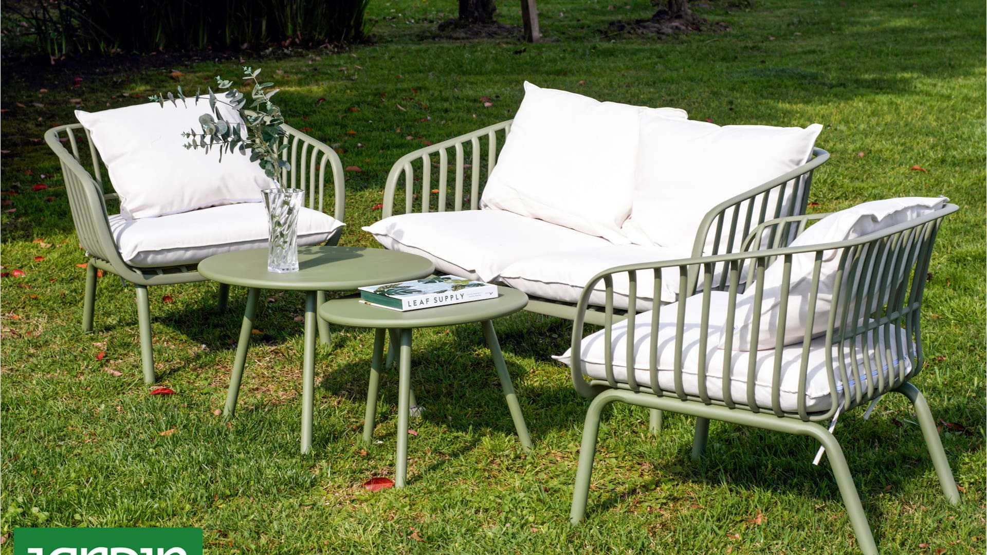 Sillones de inyección de pvc con almohadones de tela náutica y mesa con tapa de metal de Domm Home