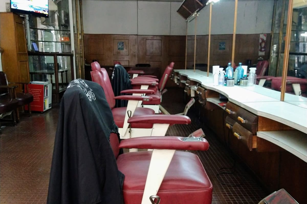 Sillones vacíos en La Barbería de Monserrat.
