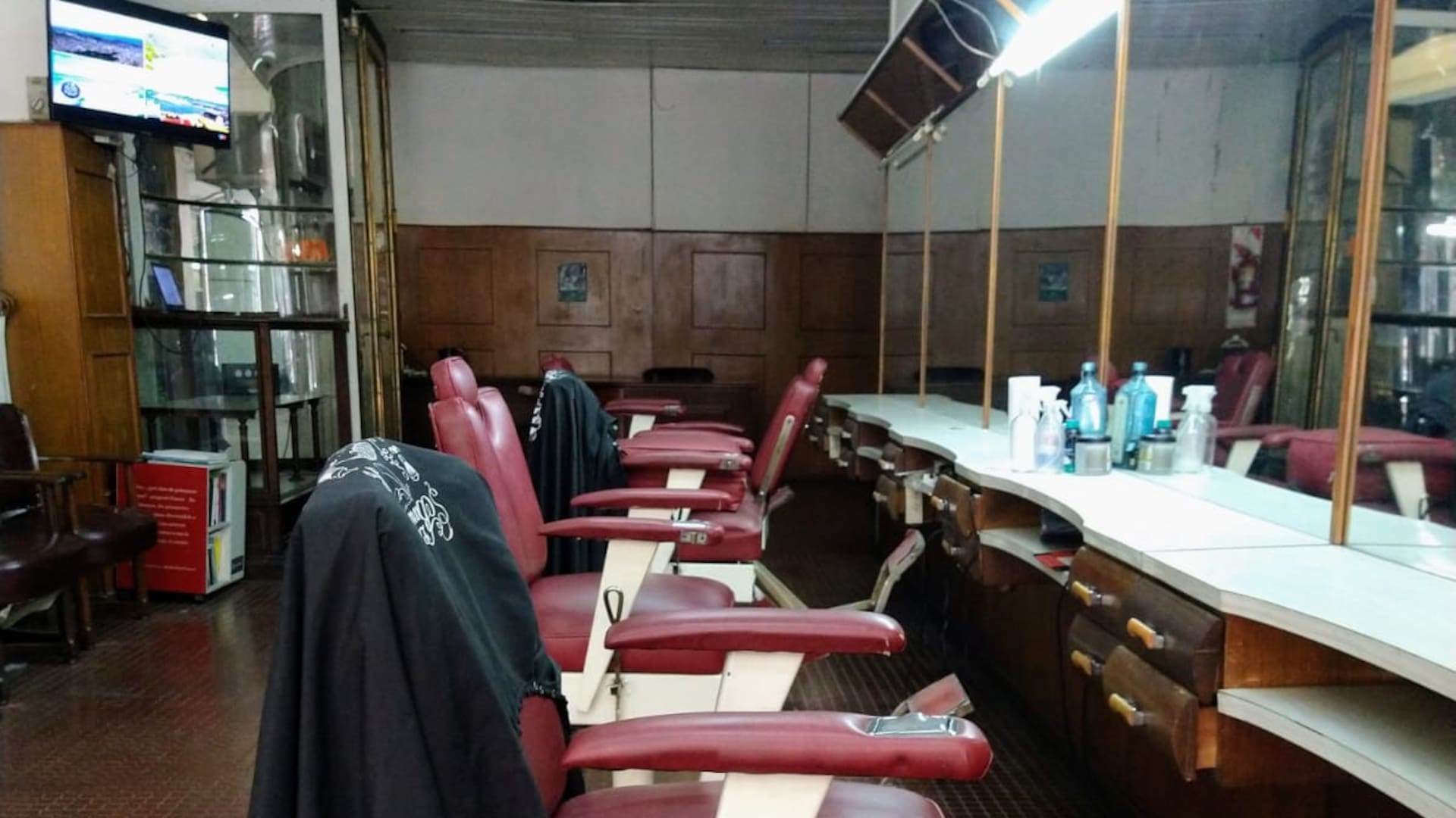 Sillones vacíos en La Barbería de Monserrat.