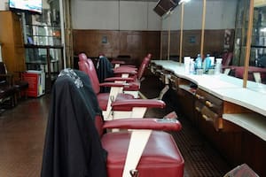 Sillones vacíos en La Barbería de Monserrat.