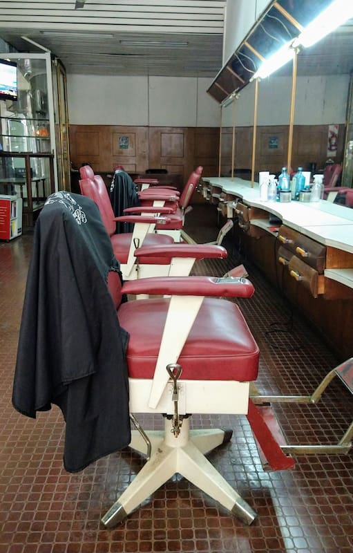 Sillones vacíos en La Barbería de Monserrat.