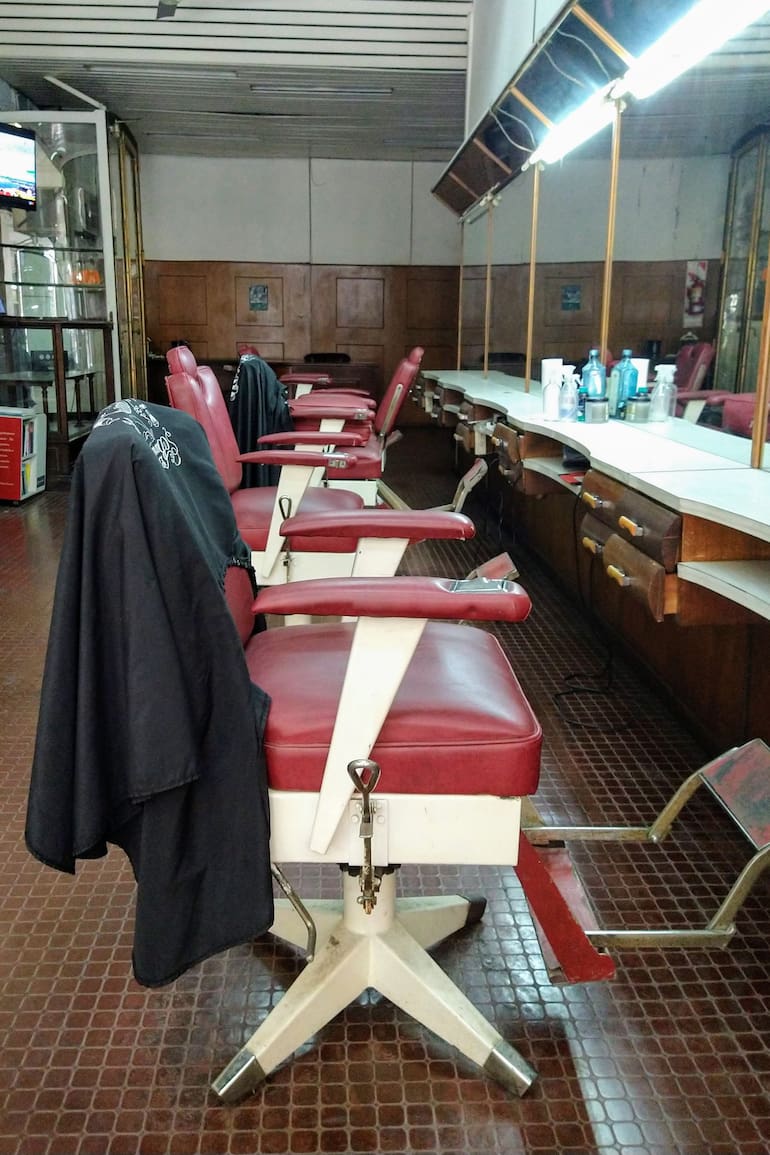 Sillones vacíos en La Barbería de Monserrat.
