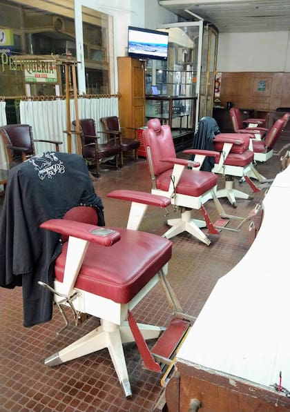 Sillones vacíos en La Barbería de Monserrat.