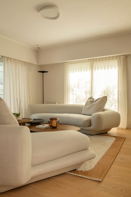 Sillones (Walmer) y artefactos de luz (Griscan). Cortinas de lino (Estevez Design).
