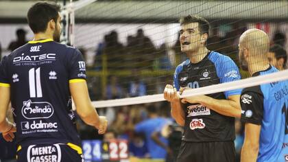 Silmar, el brasileño que juega en Bolívar, se queja ante el argentino Sebastián Solé, de Trentino