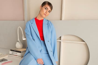 Siluetas holgadas, geometrías bien estructuradas y tonos pasteles marcan tendencia en un estilo que se usa para ir a trabajar pero, también, para el tiempo libre.