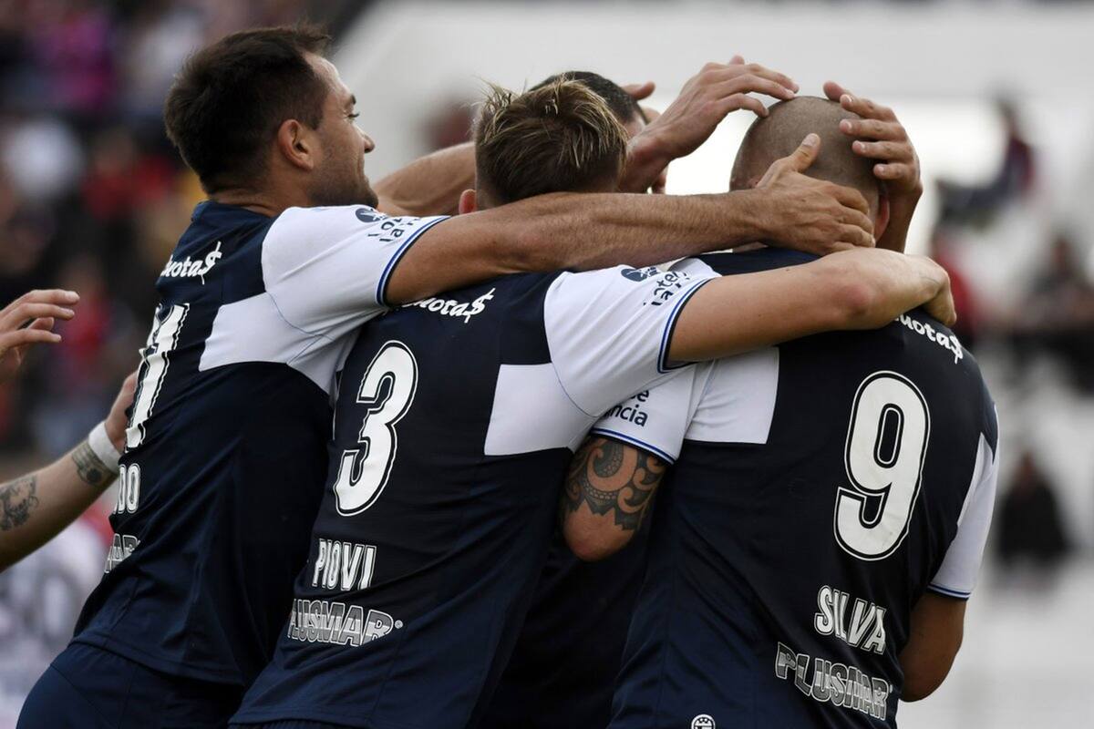 Silva celebra uno de sus dos goles en Paraná