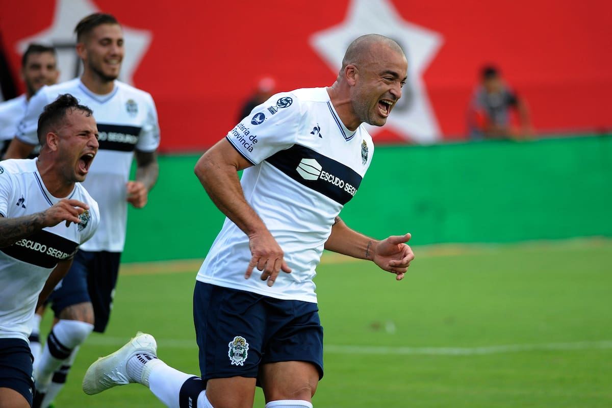 Silva, en su etapa en Gimnasia y Esgrima La Plata; el delantero uruguayo se expone a una fuerte sanción