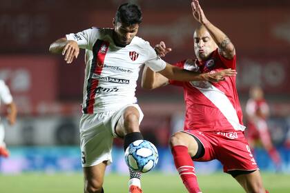 Silva luchando con Leandro Marin durante Argentinos - Patronato, no tuvo muchas oportunidades de convertir más allá de un cabezazo en el segundo tiempo que pasó muy cerca
