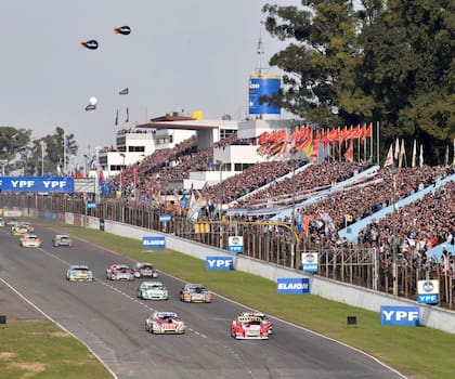 Silva pica adelante en la largada de la carrera, en el repleto autódromo porteño, dónde el TC vivió su fiesta de cumpleaños