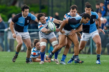 Silva y Andrea Panzarini tacklean a Benito Ortiz de Rozas; SIC hizo cinco tries en la segunda mitad, después de quedar 16-13 abajo al cabo de la primera.