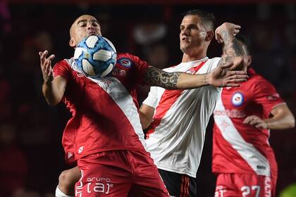 Silva y Zuculini luchan por la pelota, en una escena del primer tiempo entre Argentinos y River.