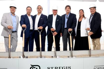 Silvina es parte de uno de los grupos arquitectónicos más importantes. Su trabajo combina lujo, tecnología avanzada y una mirada integral del diseño, con foco en accesos inteligentes, seguridad y automatización. Esa experiencia la llevó, además, a ser jurado por segundo año consecutivo en CES, la feria de tecnología más importante del mundo.