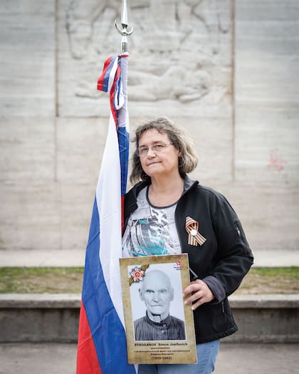 Silvana Jarmoluk Stroganova con el retrato de su abuelo, soldado en la Segunda Guerra Mundial