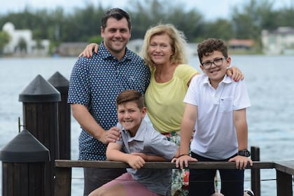 Silvana, su hijo Fernando y sus nietos Sebastián y Nicolás.