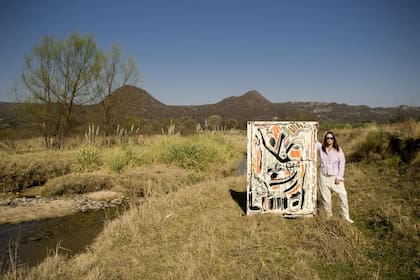 Silvana Suárez en Córdoba junto a una de sus obras