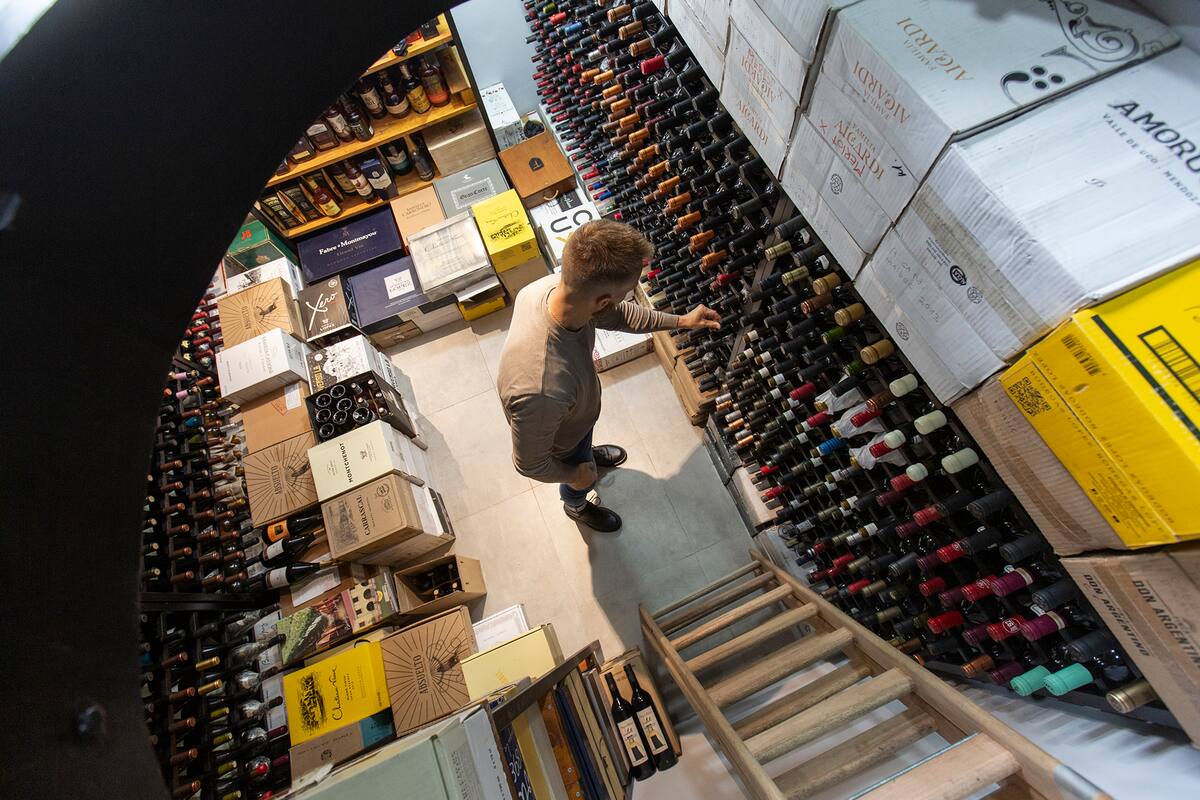 Silvano Scalzo en su cava; solo toma vino con 5 o 10 años de guarda mínimo