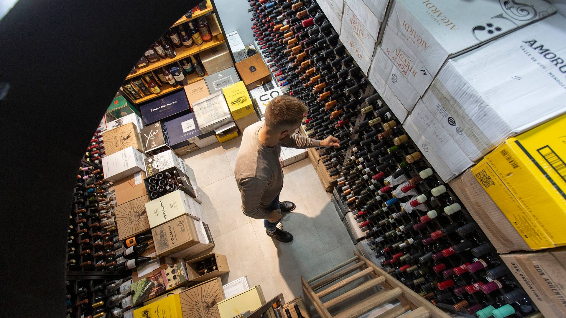 Silvano Scalzo en su cava; solo toma vino con 5 o 10 años de guarda mínimo