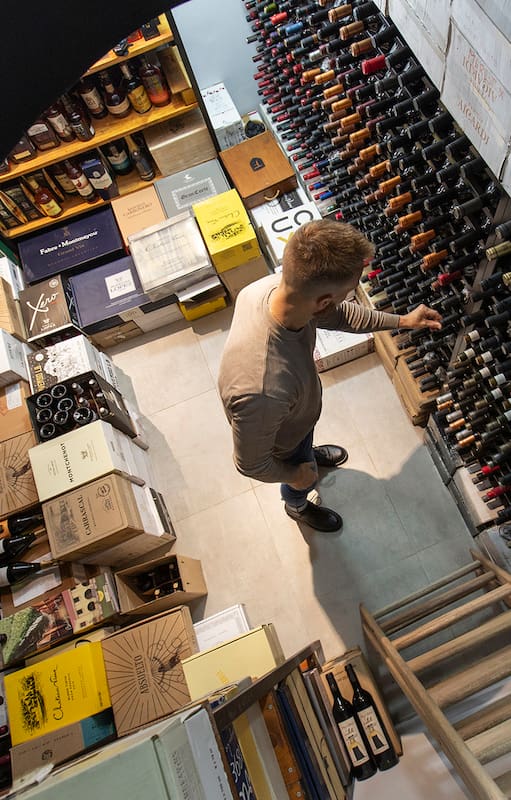 Silvano Scalzo en su cava; solo toma vino con 5 o 10 años de guarda mínimo