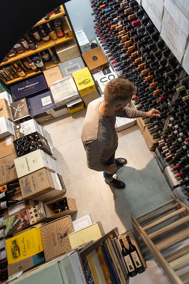 Silvano Scalzo en su cava; solo toma vino con 5 o 10 años de guarda mínimo