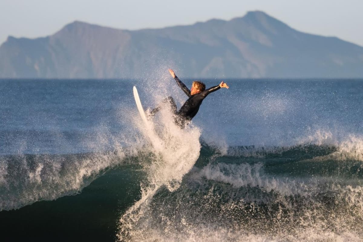 Silver Strand Beach en Oxnard se destaca como uno de los principales destinos de la zona, reconocido por su ambiente surfero