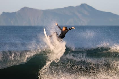 Silver Strand Beach en Oxnard se destaca como uno de los principales destinos de la zona, reconocido por su ambiente surfero