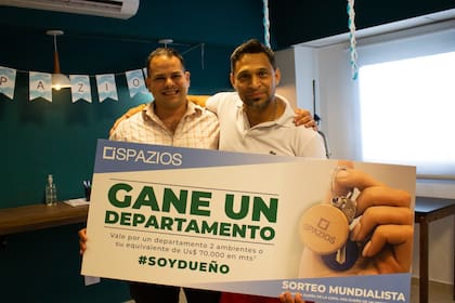 Silvestre David, a la derecha de la foto, se ganó un departamento en un sorteo del cual no sabía que estaba participando