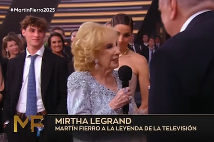 Silvestre, el hijo de Juana Viale y Gonzalo Valenzuela, dijo presente en la entrega de los premios Martín Fierro (Foto: Captura de video)