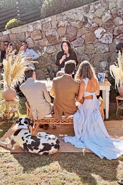 Silvestre, el hijo mayor de Gonzalo Valenzuela (fruto de su relación con Juana Viale) acompañó a su padre en el altar. Recostada, detrás de los novios, vemos a Flaca, la perra del novio. Sobre la mesa que ofició de altar, hay portarretratos con fotos de los seres queridos de la pareja que ya no están.