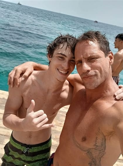 Silvestre es el hijo mayor de Valenzuela, fruto de su relación con Juana Viale; tiene 18 años y recientemente debutó como modelo (Foto: Instagram @gonzalovalenzuelaoficial)