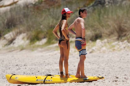 Silvestre está tan alto como Juana. Aterrizó en José Ignacio el 2 de enero con su hermano Alí, después de festejar el Año Nuevo con su papá, Gonzalo Valenzuela, en Chile.