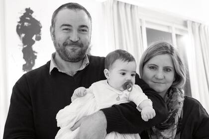 Silvestre junto a sus padrinos, Patricio Herrero y Clara Ruiz Orrico.