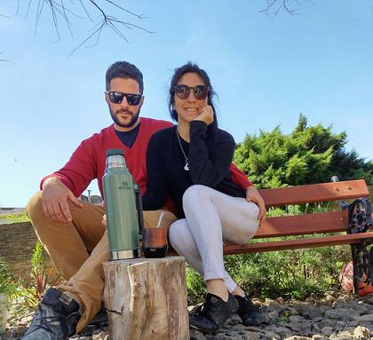 Silvestre y Yamila se conocieron en circunstancias poco favorables. Pero pronto surgió el amor y no se separaron más.