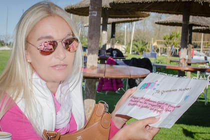 Silvia, con la carta afectuosa que le escribieron sus hijas tiempo atrás