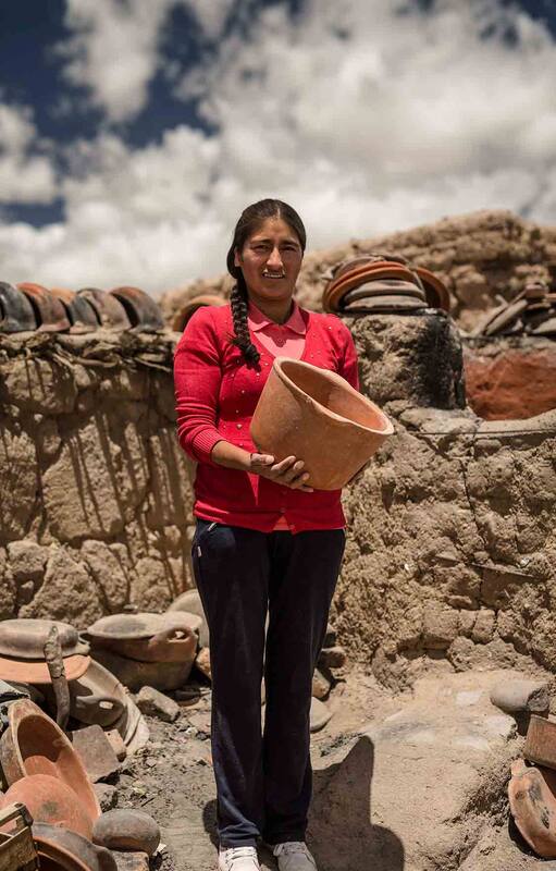 Silvia, alfarera de Casira, en el fondo de su casa.