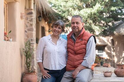 Silvia Aluffi y Gustavo Gaspar. La pareja lleva las riendas de la posada Tika Yavi, bien al norte de la provincia y al este de La Quiaca, adonde saben que la gente llega con anhelos de una brisa de renovación.