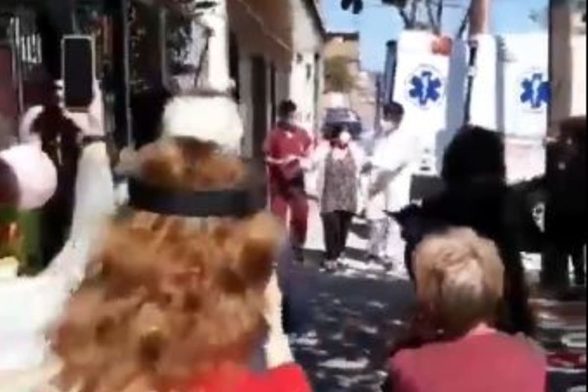 Silvia bajó de la ambulancia y en el trayecto hasta su casa recibió el aplauso y el cariño de todos los vecinos de su barrio de Parque Avellaneda