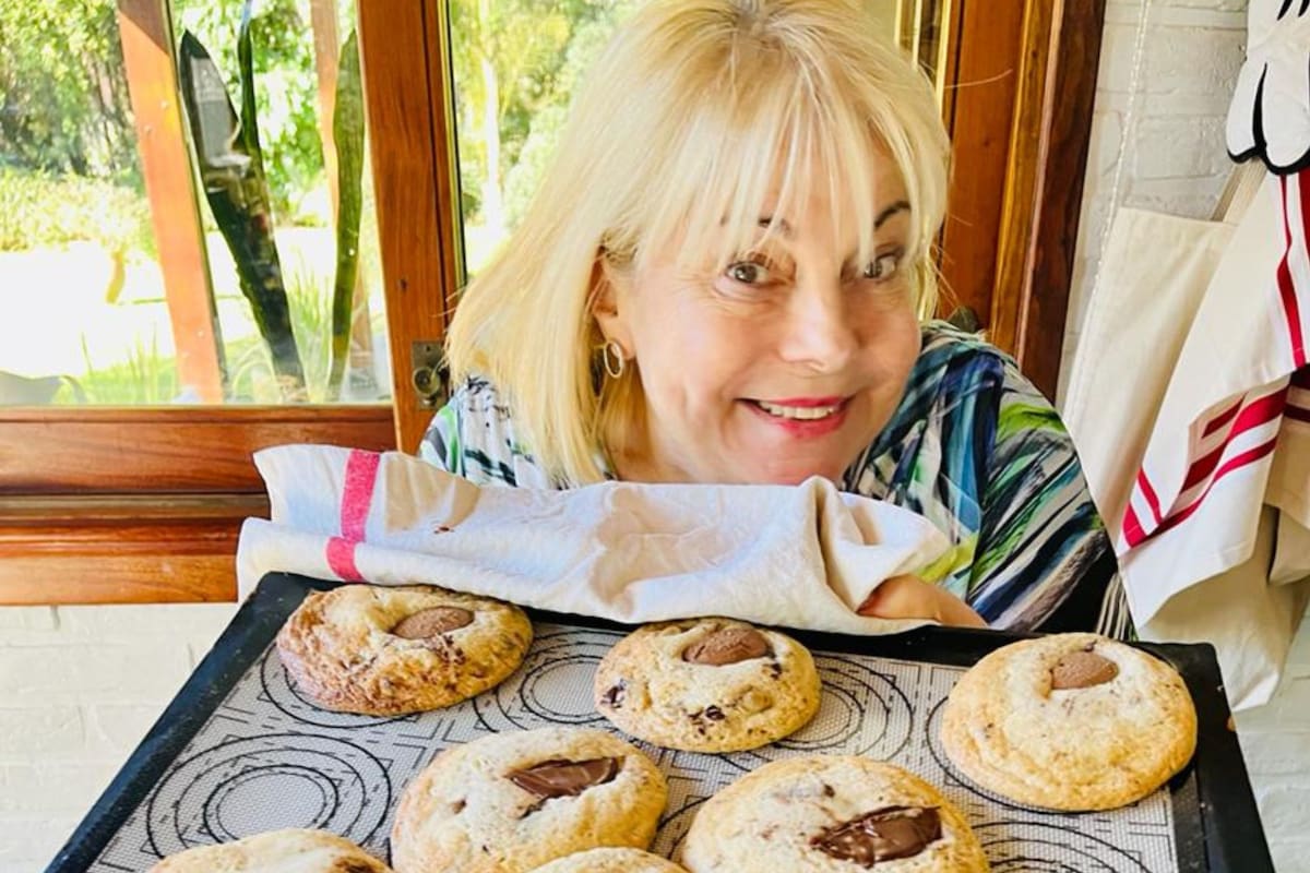 Silvia Barredo, pastelera muestra sus cookies de almendras. Ajena al debate por el nombre de las confituras, expresa: "Yo soy de la época de los polvorones, que todavía son clásicos en España".