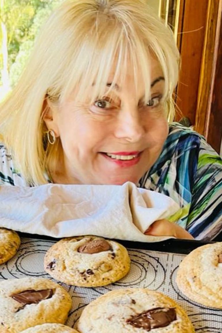 Silvia Barredo, pastelera muestra sus cookies de almendras. Ajena al debate por el nombre de las confituras, expresa: "Yo soy de la época de los polvorones, que todavía son clásicos en España".